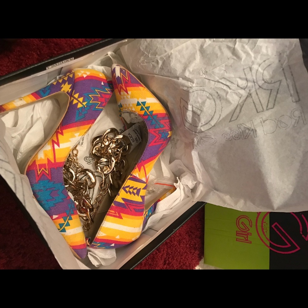 Tribal Print Heels w Gold Chain